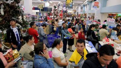 Miles de sampedranos abarrotaron las tiendas de Diunsa para aprovechar los descuentos.