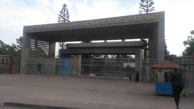 Los portones de la Unah se mantienen cerrado. Foto Radio América.