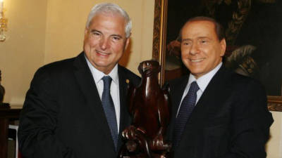 El presidente de Panamá, Ricardo Martinelli, junto al ex primer ministro Silvio Berlusconi.