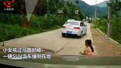 La niña estaba sola y parecía apuruada por cruzar la calle.