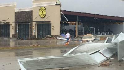 Un gimnasio quedó parcialmente destruido por el tornado en Luisiana. Foto: Tomada de CNN en Español.