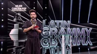 Camilo acepta el premio a la Mejor Canción Pop por 'Tutu' durante la 21a Entrega Anual del Latin GRAMMY en el American Airlines Arena, en Miami, Florida. AFP