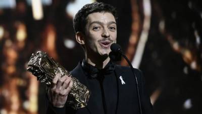 Nahuel Pérez Biscayart al momento de recibir su premio en Francia. Foto. Instagram