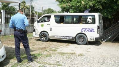La Policía decomisó ayer el rapidito que cubre la ruta de la colonia Lomas del Carmen porque supuestamente lo usaron para botar los cadáveres del universitario y la mujer.