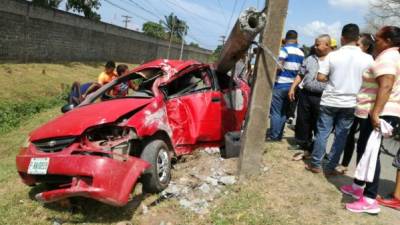 El auto quedó inservible tras el impacto.