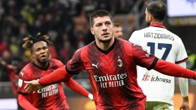 Luka Jovic celebrando uno de los dos goles que marcó en la victoria del Milan ante Cagliari.