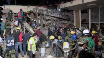 Hasta ahora, 11 niños y al menos una maestra han sido rescatados con vida de entre los escombros; pero 26 personas salieron ya muertas, 21 de las cuales menores, según el oficial José Luis Vergara, coordinador del rescate.