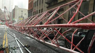 La grúa se desplomó esta mañana en el centro de Manhattan.