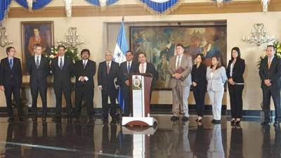 Autoridades del Gabinete Económico y el equipo técnico durante la conferencia de prensa ofrecida ayer en la capital hondureña.