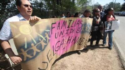 Un grupo de activistas presta su apoyo a las madres inmigrantes detenidas en Karnes, Texas.