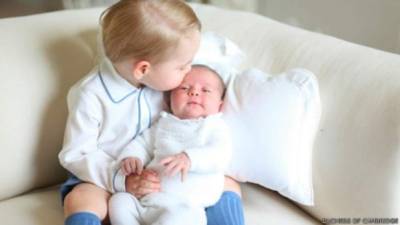 El príncipe George y la princesa Charlotte de Cambridge.