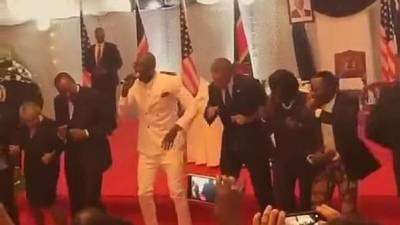 Obama junto a su homólogo de Kenya bailó al ritmo del popular grupo local Sauti Sol.