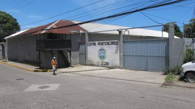 El viejo edificio del centro penal ceibeño fue cerrado a mediados de enero luego del traslado de los reclusos. El inmueble será derribado para dar paso a un mercado artesanal; sin embargo, la obra está parada.