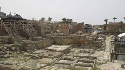 Israel poco a poco desentierra Cesarea, la ciudad romana que construyó el rey Herodes junto al Mediterráneo, y excava ahora en el corazón de la urbe las ruinas del templo y el altar, donde levantará un centro de visitantes.