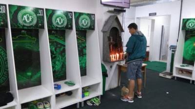 Ellos esquivaron la muerte al no viajar con el grupo de jugadores del Chapecoense a Medellín, por diversas razones. Tras conocer la noticia de la tragedia, el grupo de jugadores suplentes o lesionados del club de Santa Catarina se reunieron en los camerinos del club buscando hallar consuelo ante la pérdida repentina de sus compañeros de equipo. Fotos: DC Esportes.