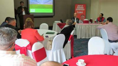 El candidato del Partido Liberal, Luis Zelaya, explicó a los interesados de qué se tratan los agroparques.