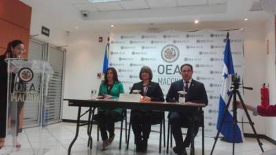 Ana María Calderón en el momento en el que daba conferencia de prensa en Tegucigalpa.