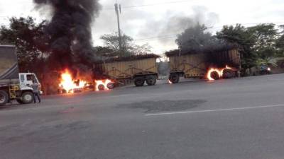 Los vehículos fueron interceptados por los encapuchados.