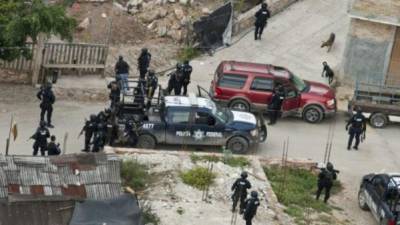 La policía mexicana ha desplegado un operativo en la zona para ubicar a los responsables de la masacre. Foto archivo.