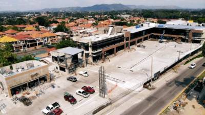 La nueva plaza comercial situada en el bulevar Mackey será muy grande y contará con dos áreas de parqueo para prestar un mejor servicio a sus clientes. Foto/drone: Franklin Muñoz.
