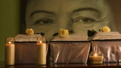 Restos de seis niños exhumados en El Mozote. / AFP PHOTO / MARVIN RECINOS