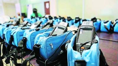 El CNE solicitó dispositivos portátiles como los de la imagen.