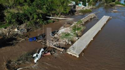 El puente y la calle de acceso quedaron destruidos al igual que casas, carros y bordos. Fotos: Yoseph Amaya.