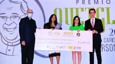 Aurora Martínez recibió su premio y un monto en efectivo por parte de los directivos de Osovi, subió el escenario junto con su hija. Fotos: Moises Valenzuela.