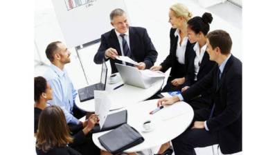 Un buen jefe comparte y enseña conocimientos a sus empleados.