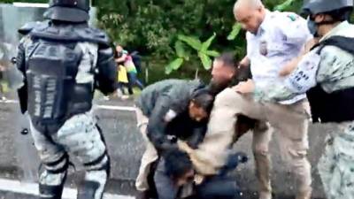 Un funcionario mexicano propinó varias patadas en la cabeza a un migrante sometido por otros agentes.//Twitter.