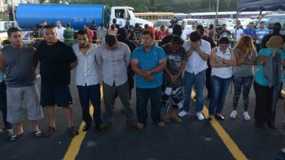 El supuesto pastor -el cuarto a la derecha- fue detenido en los operativos contra la Mara Salvatrucha.