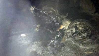 La motocicleta quedó calcinada en plena vía.