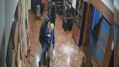 Un video de seguridad muestra el momento en que la policía de Ecuador somete a un diplomático mexicano dentro de la embajada en Quito.