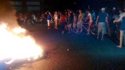 Los pobladores de la colonia Las Delicias protestaron la noche del pasado martes por los apagones.