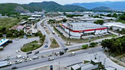 La maquinaria ya comenzó a trabajar en el bulevar de la 33 calle. El intercambiador conectará con el bulevar del este. Foto/drone: Melvin Cubas