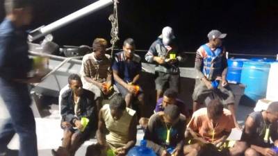 Los buzos rescatados por la Fuerza Naval de Honduras.