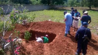 Medicina Forense trabaja desenterrando cuerpos en un cementerio de Jocón, Yoro.