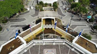 Las fuentes de agua frente a la alcaldía se convierten en criaderos de zancudos.