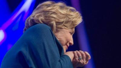 La ex secretaria de Estado norteamericana, Hillary Clinton, momentos después de ser sorprendida por el ataque