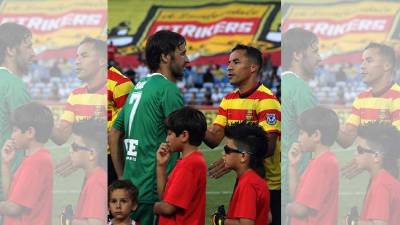 Iván Guerrero saluda al delantero español, Raúl Gonzales, jugador del Cosmos en la NASL.