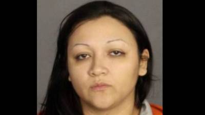 La mujer fue acusada de posesión de armas y droga.