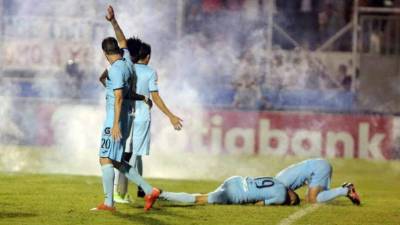 Sobre el final del partido, lanzaron bengalas al estadio Nacional de Tegucigalpa proveniente desde el sector de la barra olimpista.