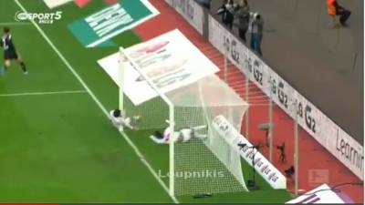 Tremendo golpe se dio el defensor del Hamburgo alemán, Heiko Westermann.