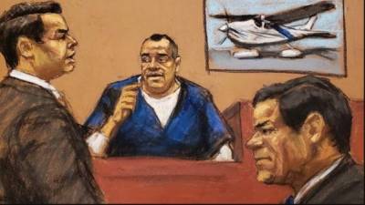 Reproducción fotográfica de un dibujo realizado por la artista Jane Rosenberg donde aparece Isaías Valdez Ríos durante su testimonio frente al narcotraficante Joaquín 'El Chapo' Guzmán ayer en el tribunal del Distrito Sur en Brooklyn, Nueva York.