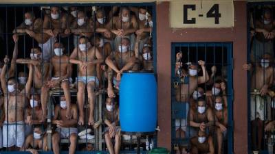 Organizaciones de defensa de Derechos Humanos han criticado al Gobierno de Bukele por las condiciones en las que están recluidos miles de prisioneros.