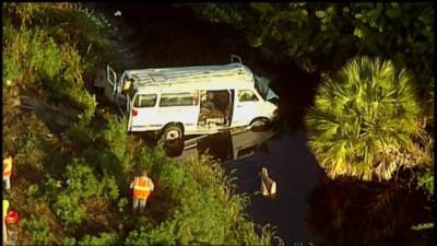 La camioneta cayó en un canal de agua tras colisionar contra un puente.