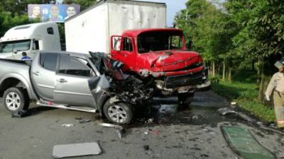Los agentes se conducían en un pick up gris cuando colisionaron contra un camión.