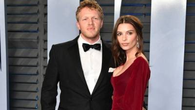 La bella modelo Emily Ratajkowski y su esposo, el productor Sebastian Bear-McClard.