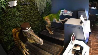 Los dinosaurios robots dan la bienvenida a los clientes del hotel Henna na.Foto.AFP