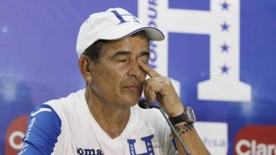 Jorge Luis Pinto, director técnico de la Bicolor, durante la conferencia de prensa en San Pedro Sula.